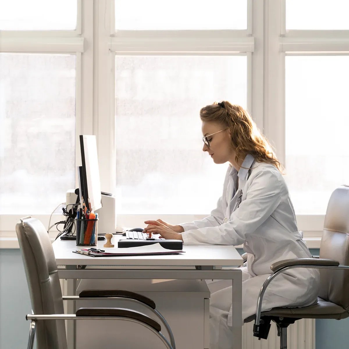 Médecin cardiologue qui utilise l'application TachyCard sur son ordinateur