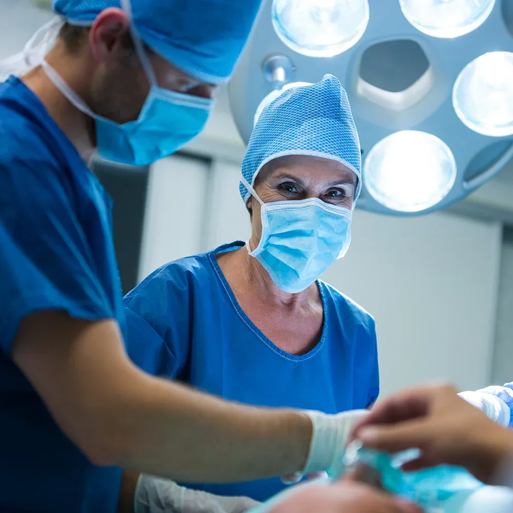 Cardiologue interventionnel en train d'implanter un implant cardiaque